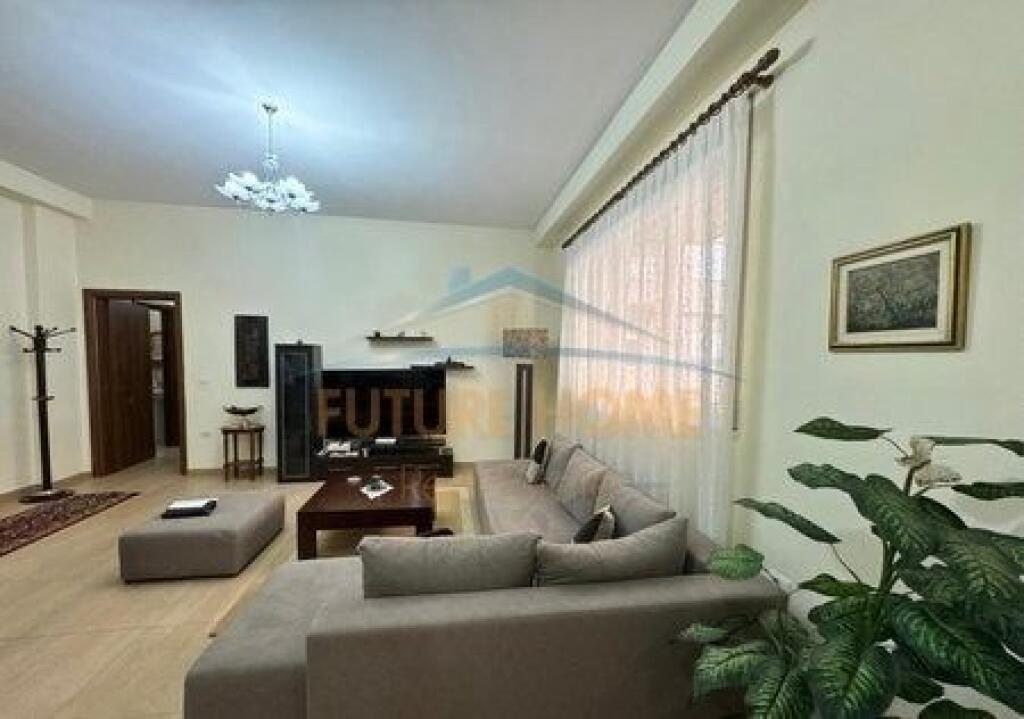 Apartament 2+1+2 Rruga Urani Pano