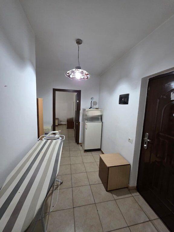 Shitet Apartament 1+1 te rruga Mine Peza pallati buze rruge.