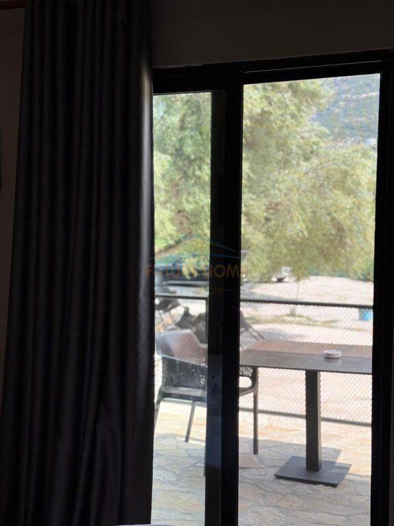 Shitet, Hotel, Ne Qeparo