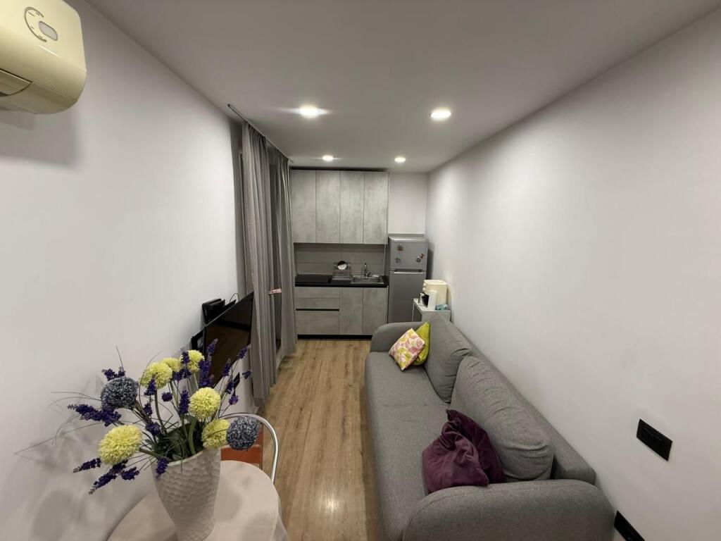 📣 AFFITTO MONOLOCALE (Papafingo) 📍 Mercato Elettrico, Vicino al Pedonale ✨💶 Prezzo 45.000 Leke/Mese