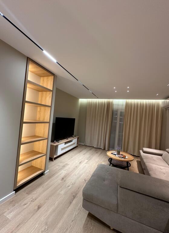 Appartamento in affitto 2+1+2+3 balconi su Bulverdi Migjeni, Astir