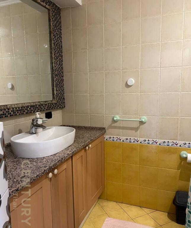 Apartament 1+1  dhe gasoniere ne Qender.