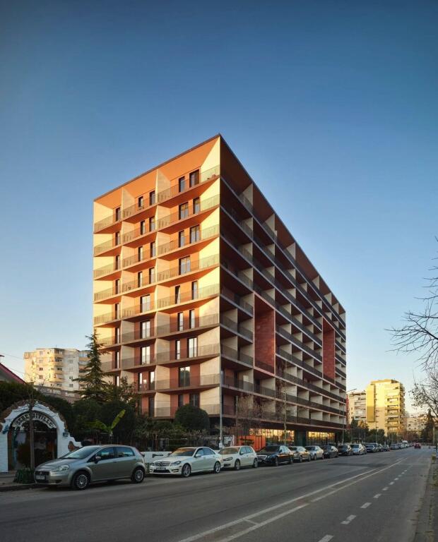 ZYRE ME QERA 127.07 M2 RRUGA E KOSOVAREVE 1500 EURO