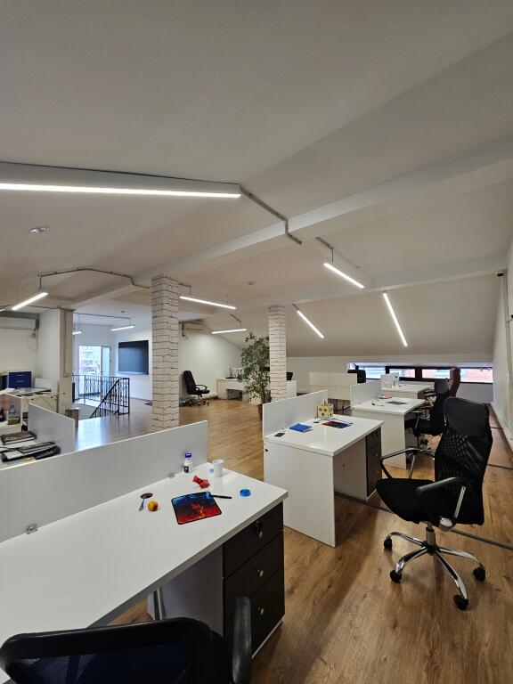 Ne BLLOK Jepet me Qira Zyrë me sipërfaqe 311 m² e ndarë me dy kate Rruga Sami Frasheri “pranë shkollës Edith Durham” Kati 1 sip 154 m Kati 2 sip 157