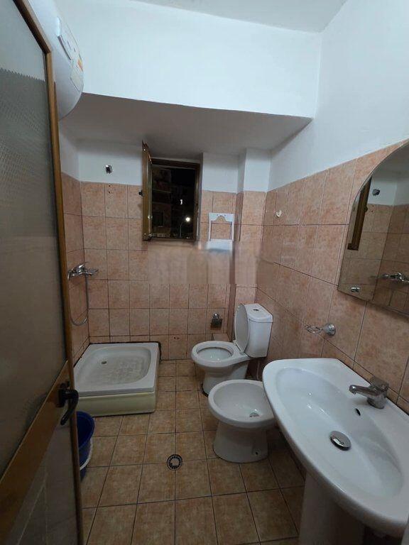 Shitet Apartament 1+1 te rruga Mine Peza pallati buze rruge.