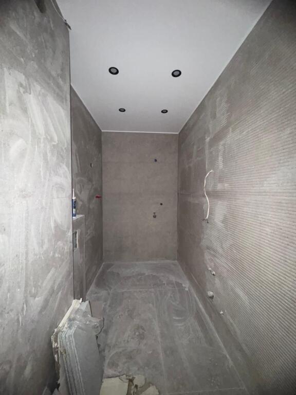 Shitet Apartament 2+1+2 me Ballkon – Zona 5 Maj!!!