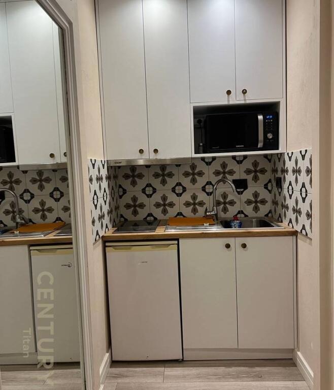 Apartament 1+1  dhe gasoniere ne Qender.