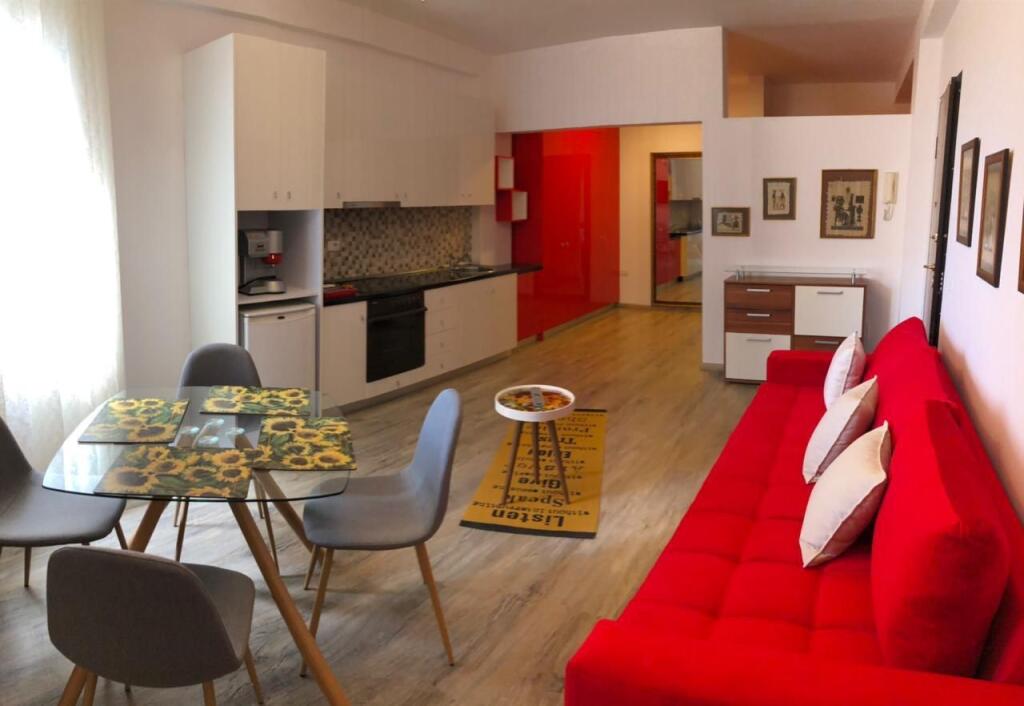 📣 QERA GARSONIERE 📍 Rruga e "Kavajes", Ish Parku i Autobuzeve ✨   🏢 Ndertim i Ri 🪜 Kati 7 (Me Ashensor) 🛋️ Mobiluar Me Kushte Bashkekohore   💶 Cmimi 400 Euro