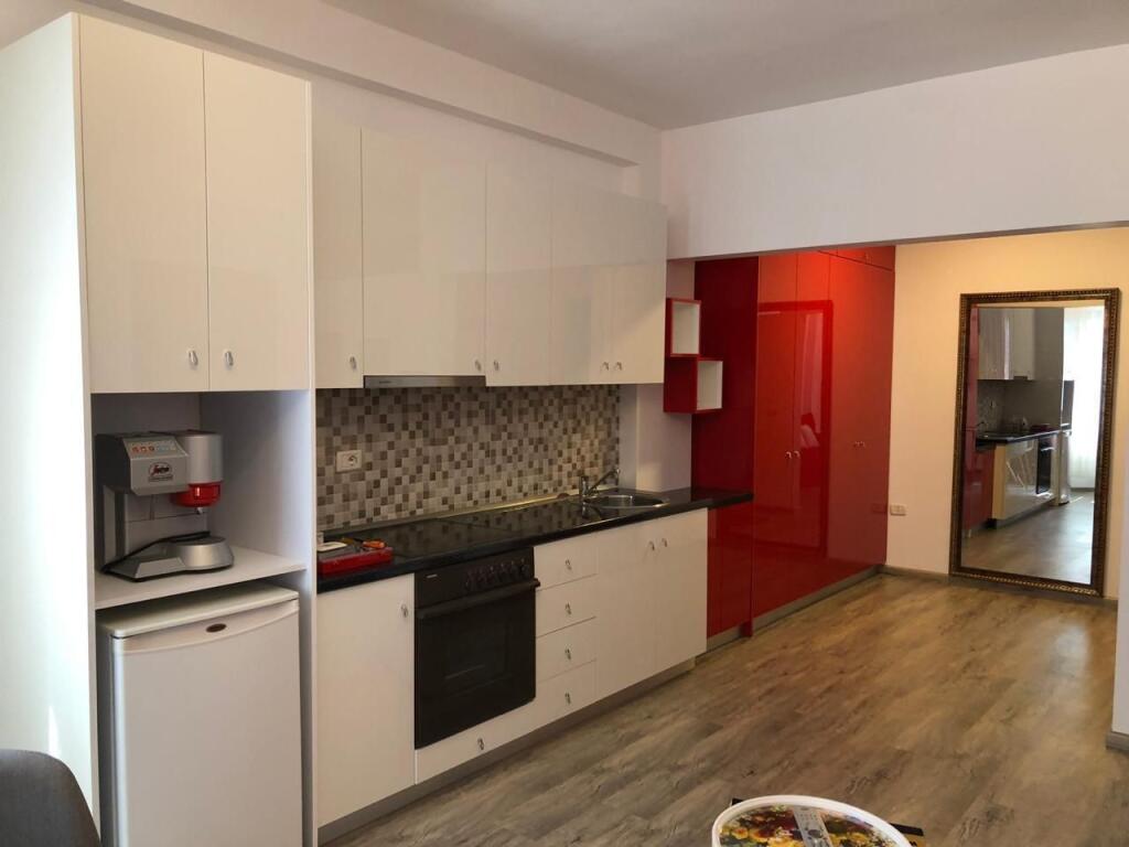 📣 QERA GARSONIERE 📍 Rruga e "Kavajes", Ish Parku i Autobuzeve ✨   🏢 Ndertim i Ri 🪜 Kati 7 (Me Ashensor) 🛋️ Mobiluar Me Kushte Bashkekohore   💶 Cmimi 400 Euro