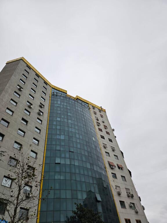 ZYRE ME QERA 330 M2 STACIONI I TRENIT 2000 EURO