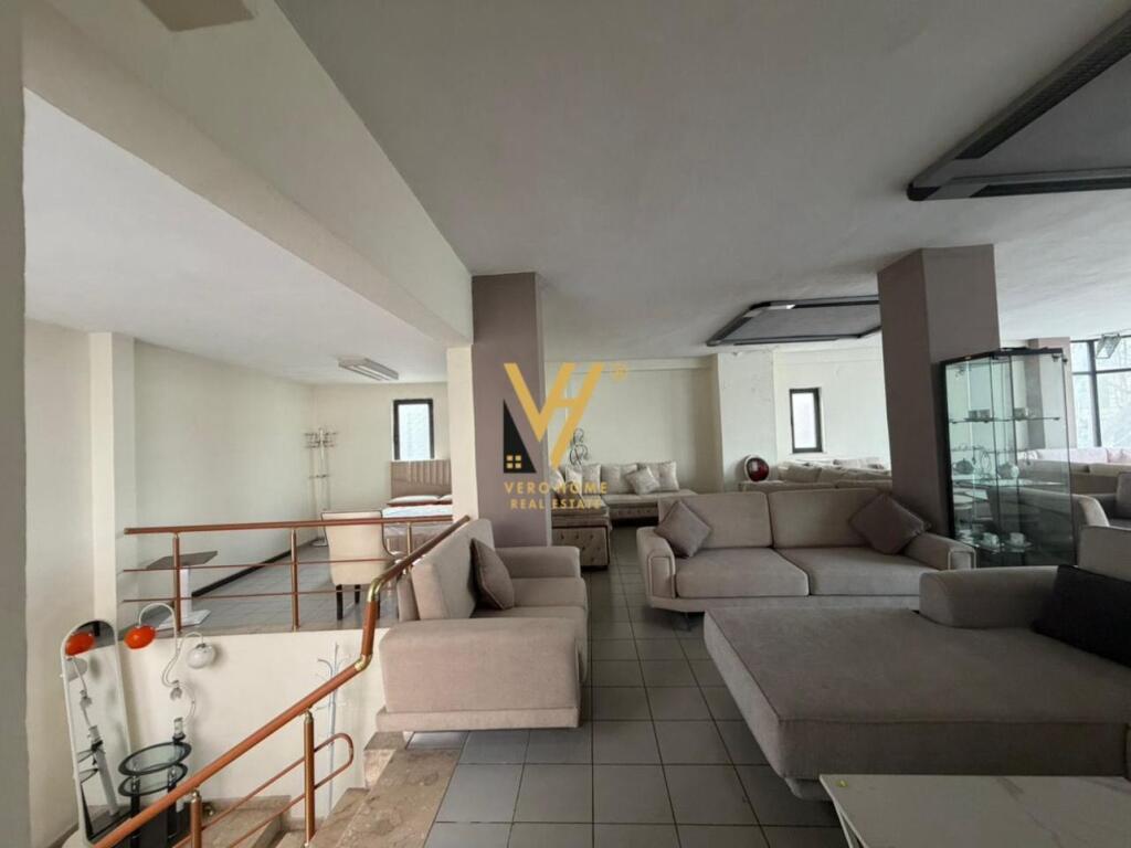 BUSINESS BUILDING 360M2 FOR RENT NEAR THE TRAIN STATION 750,000 LEKE