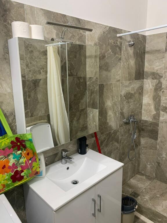 Jepet me Qera Apartament 1+1 Ne Golem