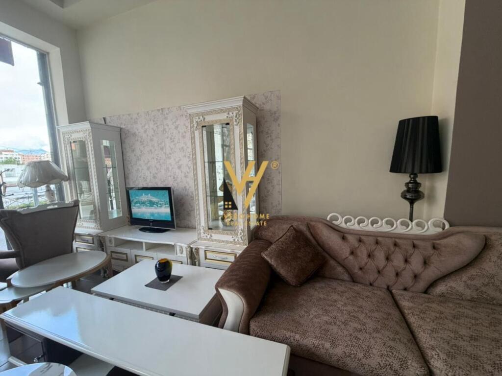 BUSINESS BUILDING 360M2 FOR RENT NEAR THE TRAIN STATION 750,000 LEKE