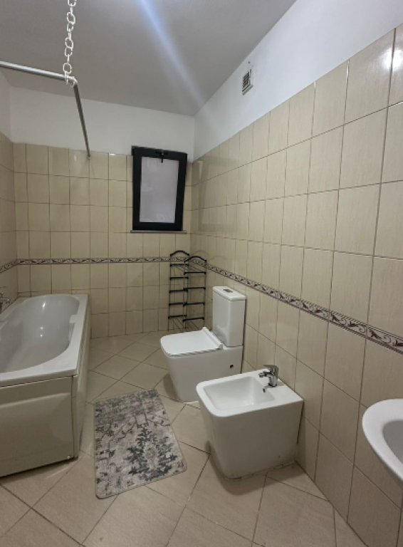 🏡 Jepet me Qira Apartament 3+1 – Komuna e Parisit