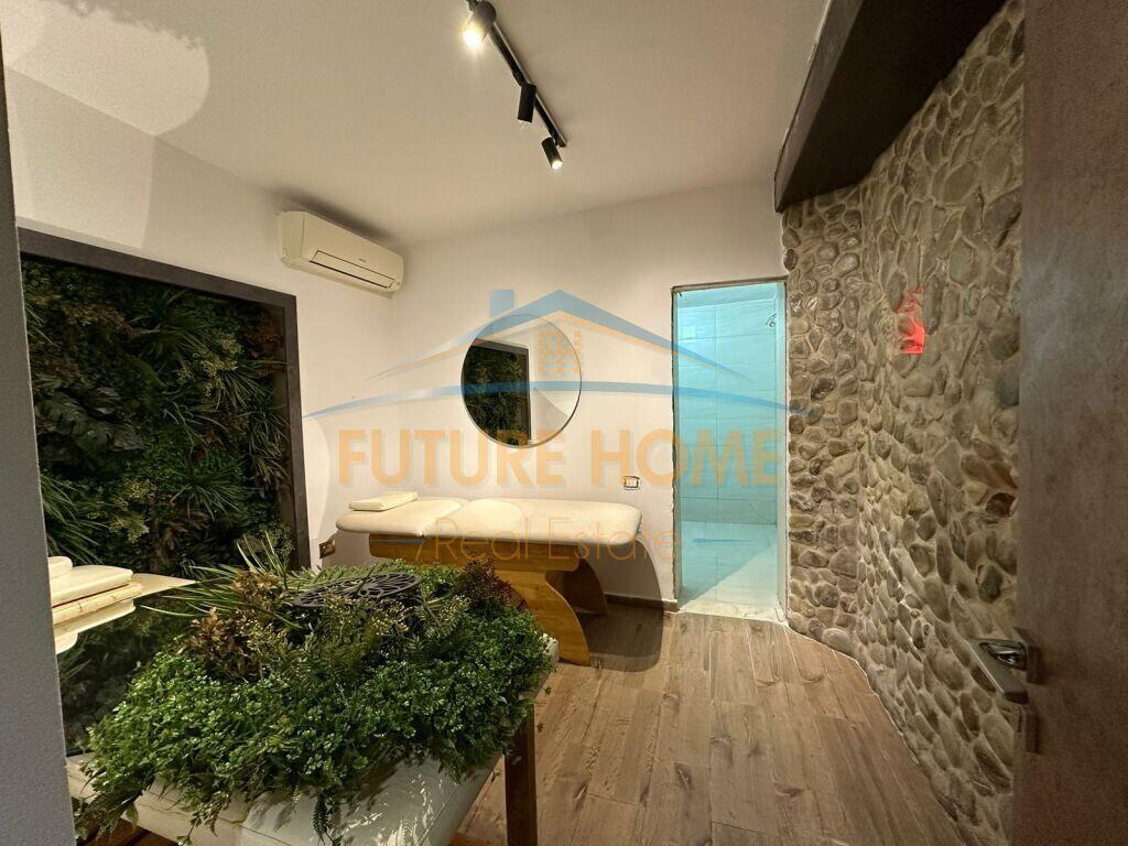 Qira, Ambient, Petronini