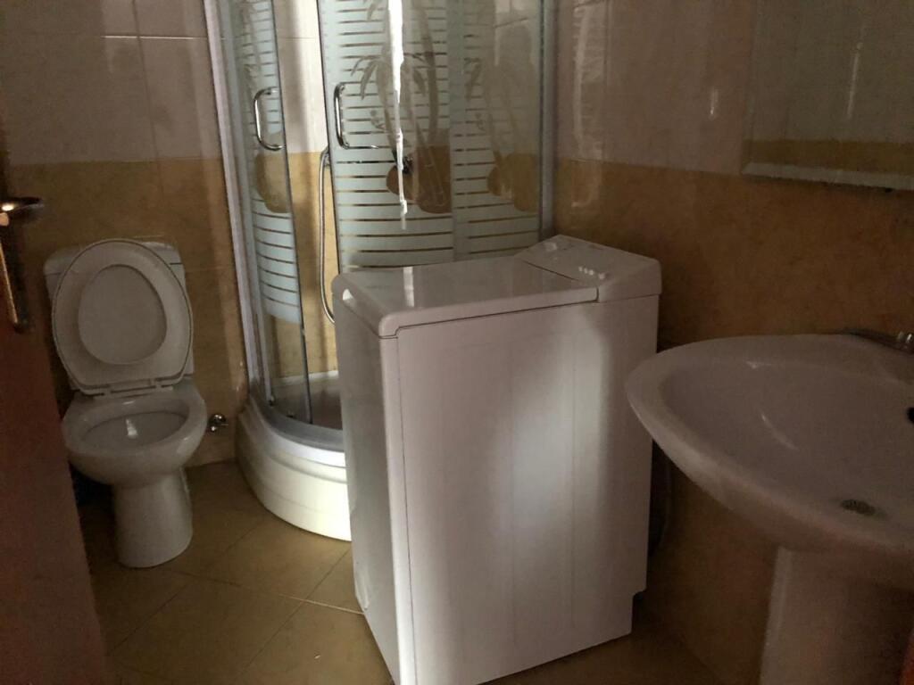 📣 QERA GARSONIERE 📍 Rruga e "Kavajes", Ish Parku i Autobuzeve ✨   🏢 Ndertim i Ri 🪜 Kati 7 (Me Ashensor) 🛋️ Mobiluar Me Kushte Bashkekohore   💶 Cmimi 400 Euro