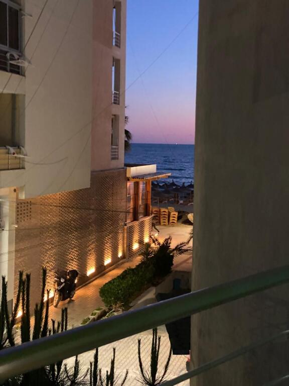 Jepet me Qera Apartament 1+1 Tek Shkembi i kavajes