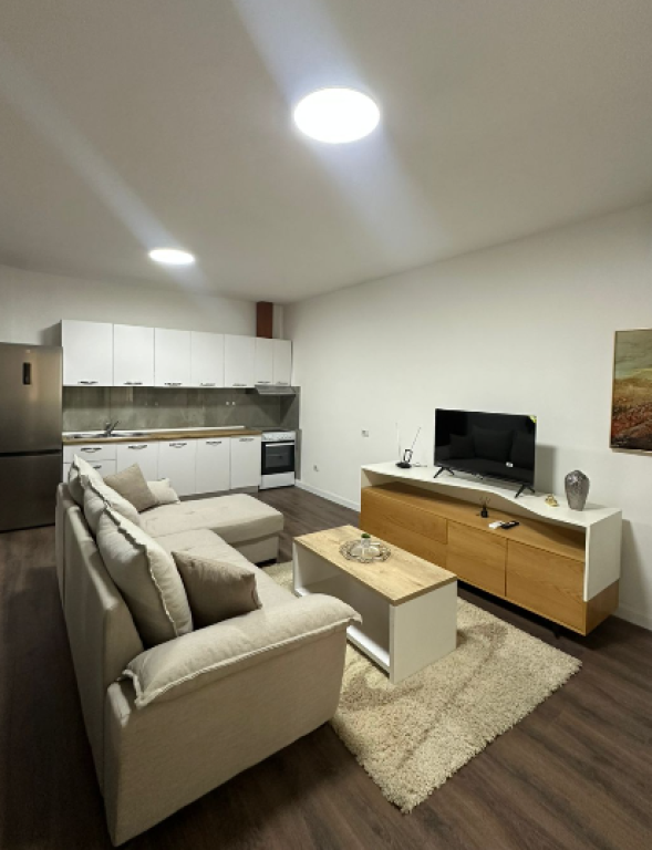 🏡 Jepet me Qira Apartament 3+1 – Komuna e Parisit