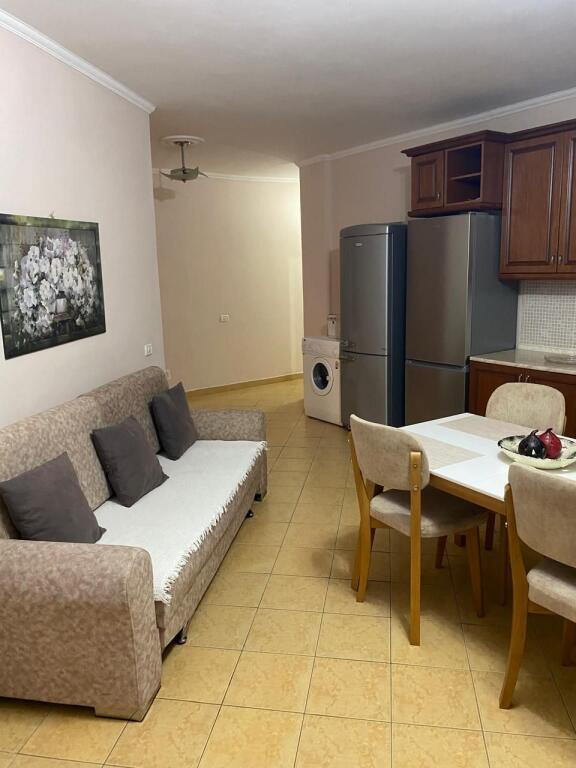 Jepet me Qera Apartament 1+1 Tek Shkembi i kavajes