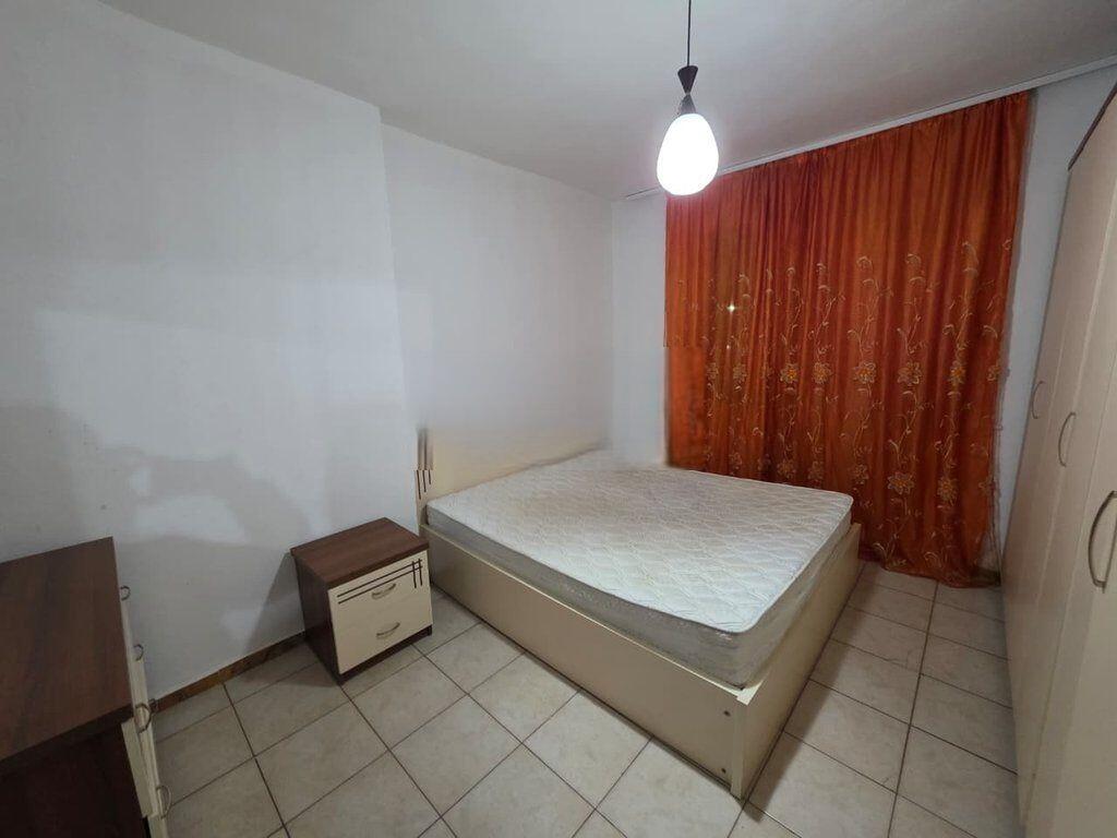 Shitet Apartament 1+1 te rruga Mine Peza pallati buze rruge.