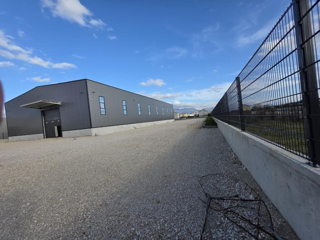 Jepet me qera kapanon modern prane rruges se Rinasit