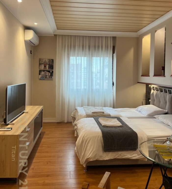 Apartament 1+1  dhe gasoniere ne Qender.