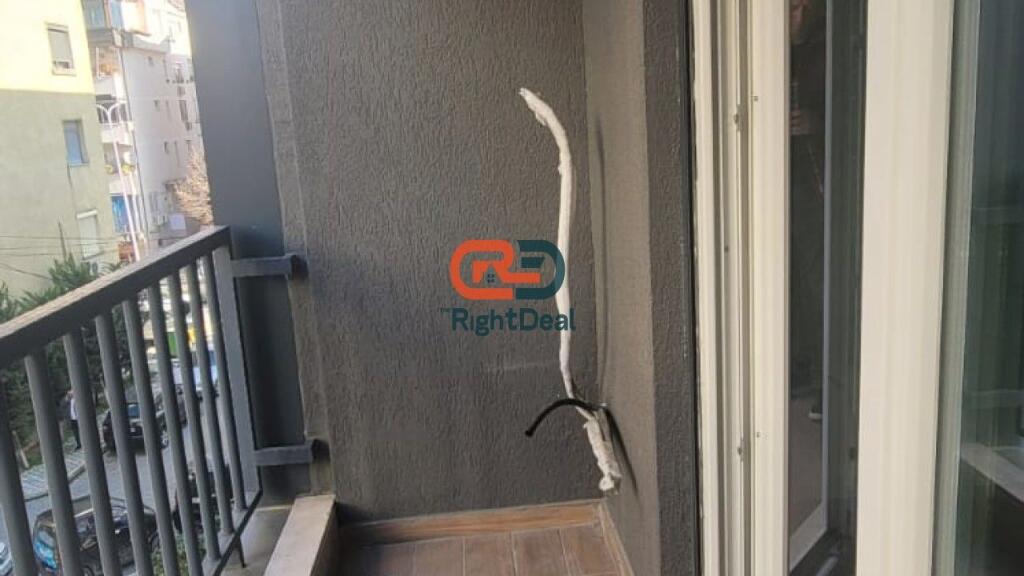 Tek Rruga Hoxha Tahsim, Jepet Me Qira Ambient Per Zyra Me Lokacion Perfekt !!!