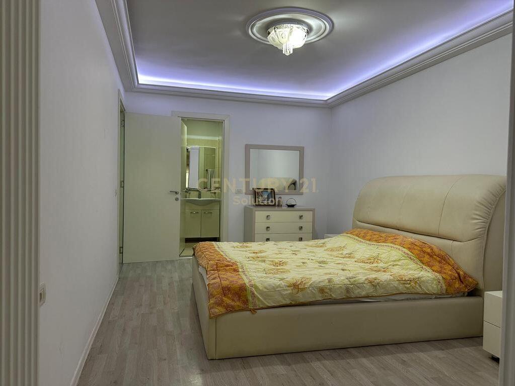 Shitet apartament 2+1+2 pranë Pallatit me Shigjeta