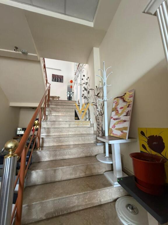 BUSINESS BUILDING 360M2 FOR RENT NEAR THE TRAIN STATION 750,000 LEKE