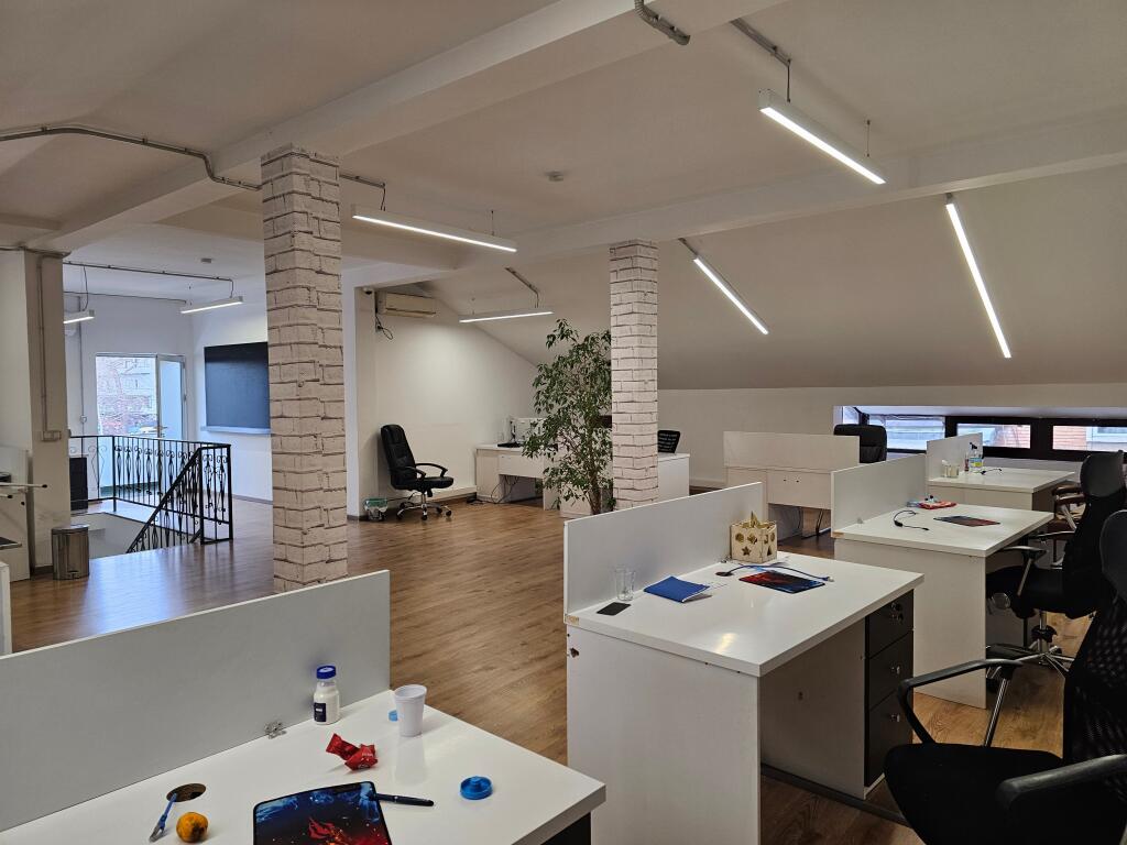 Ne BLLOK Jepet me Qira Zyrë me sipërfaqe 311 m² e ndarë me dy kate Rruga Sami Frasheri “pranë shkollës Edith Durham” Kati 1 sip 154 m Kati 2 sip 157