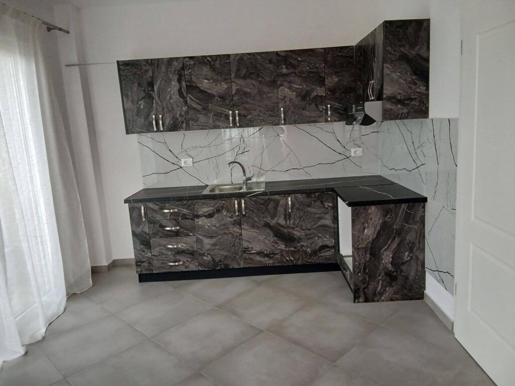 Jepet me qira 1+1 Astir pjeserisht e mobiluar 350 mije leke