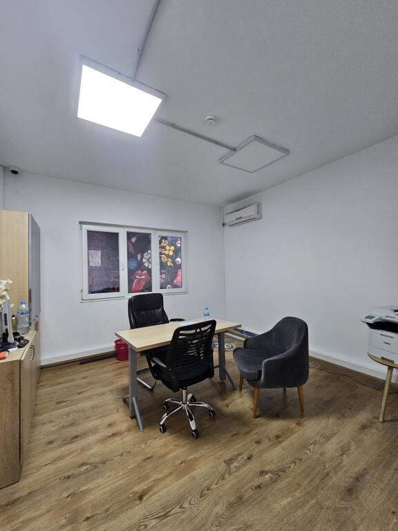 Jepet me qira zyre në Bllok me sipërfare 311m2