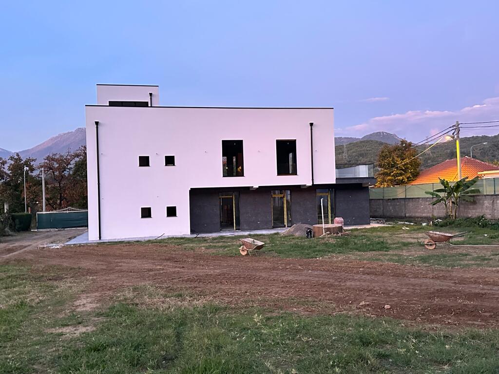 Service unit + land for rent in Berzhitë, next to the main road Tirana–Elbasan near Palma Noves!