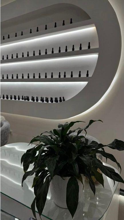 Qender esterike per thonj me qira, Astir