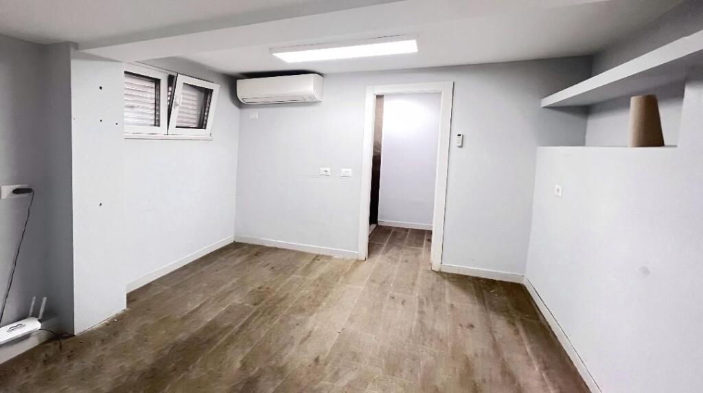 Shitet ambient për zyrë ose banim Tek Komisariatit nr.3, pranë rrugës së Durresit