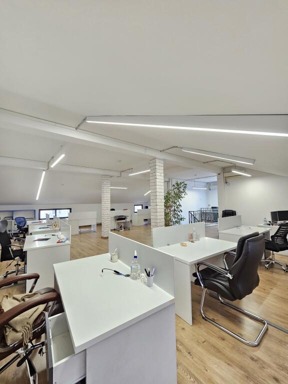 Jepet me qira zyre në Bllok me sipërfare 311m2