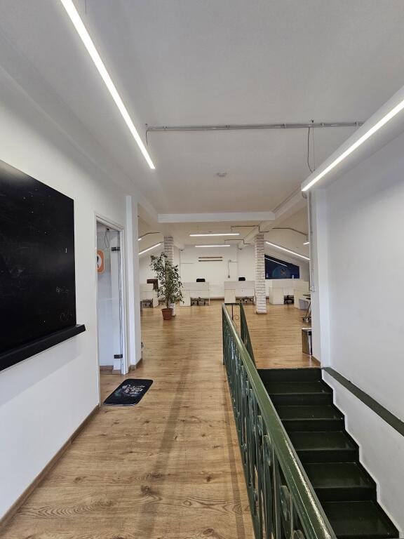 Jepet me qira zyre në Bllok me sipërfare 311m2