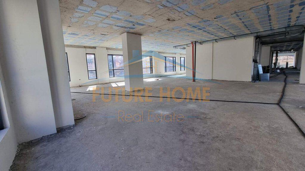 Qera, Ambjent Biznesi  2 poste parkimi Rruga Hoxha Tahsim