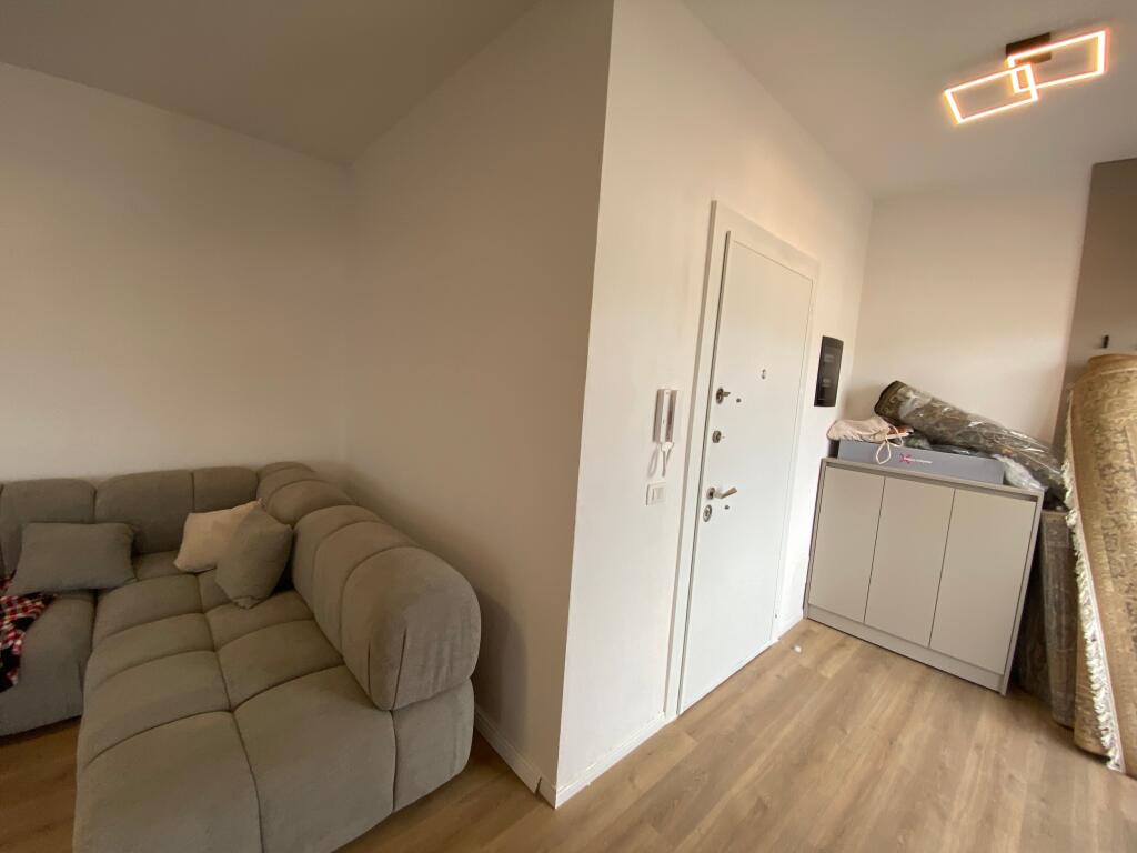 2+1,i mobiluar me post parkimi,te shkolle e kuqe,1300 euro i diskutueshem