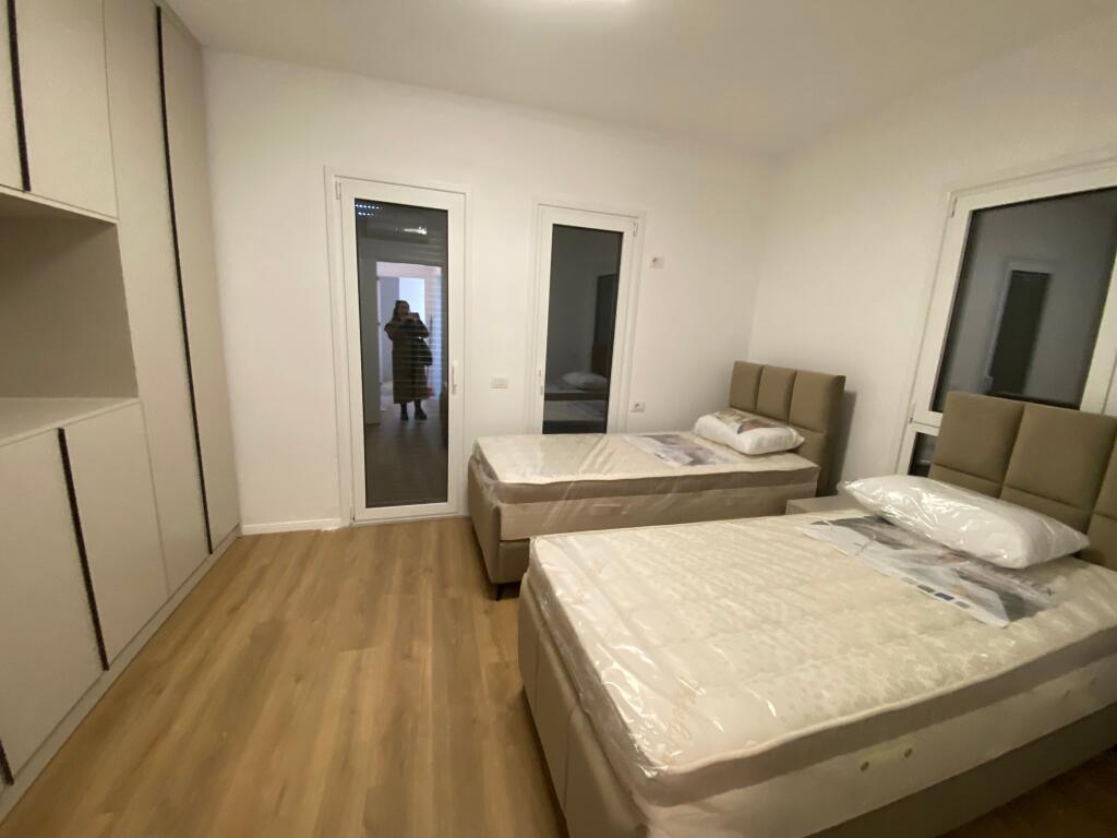 2+1,i mobiluar me post parkimi,te shkolle e kuqe,1300 euro i diskutueshem