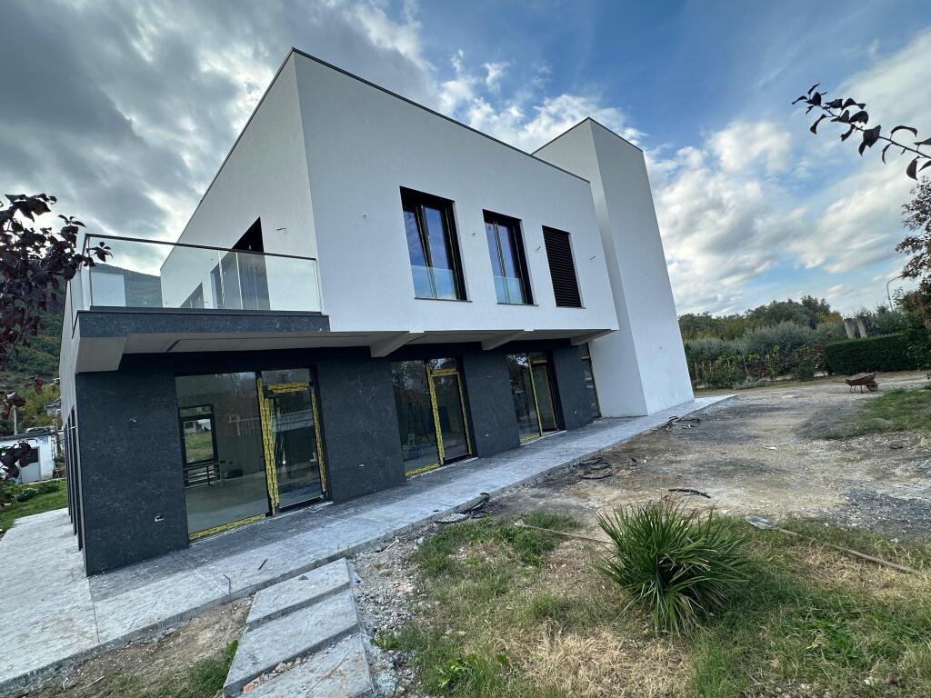 Service unit + land for rent in Berzhitë, next to the main road Tirana–Elbasan near Palma Noves!
