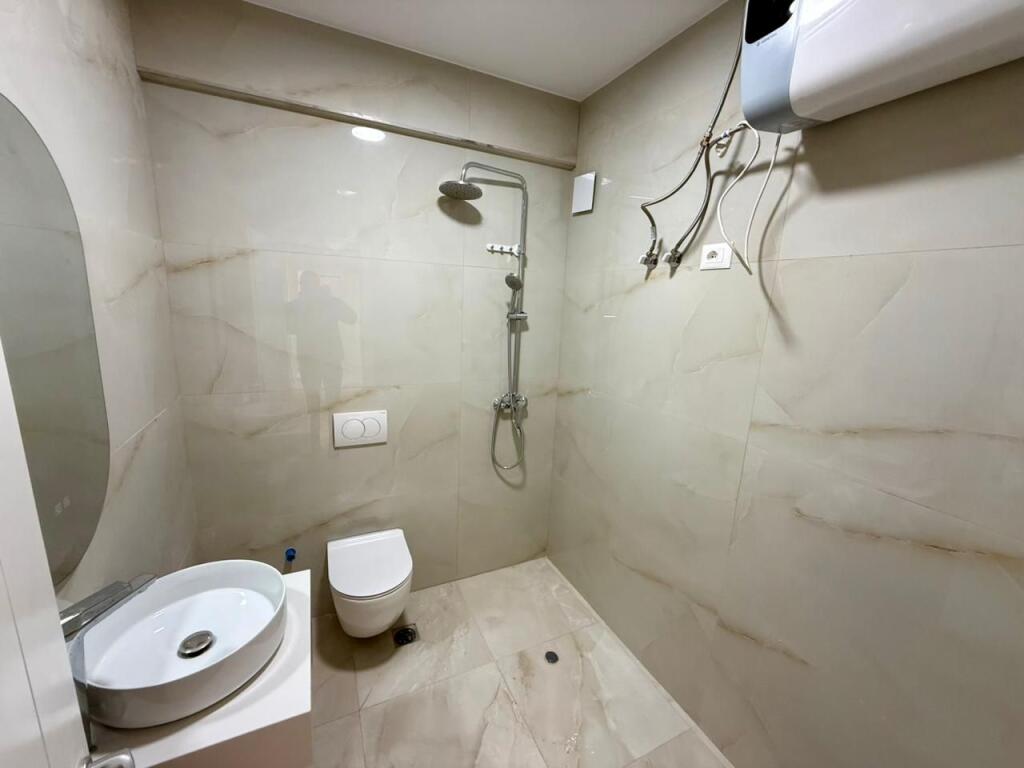 📣 QERA Apartament 2+1 Me 2 Tualete 📍 Prane Fushes Se Ali Demit ✨   🏢 Ndertim i Ri  🪜 Kati 7 (Me Ashensor)  🛋️ Mobiluar Me Kushte Bashkekohore  ✅ I Pa Banuar me Pare   💶 Cmimi 650 Euro