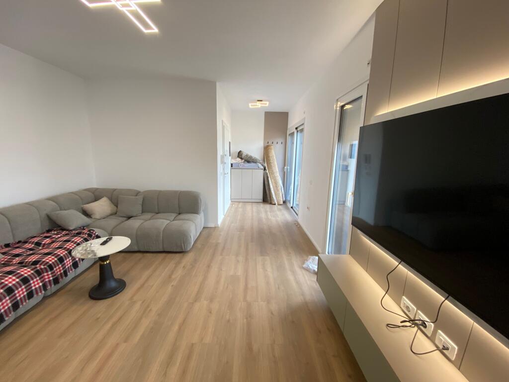 2+1,i mobiluar me post parkimi,te shkolle e kuqe,1300 euro i diskutueshem