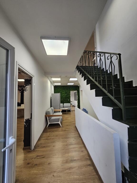 Jepet me qira zyre në Bllok me sipërfare 311m2