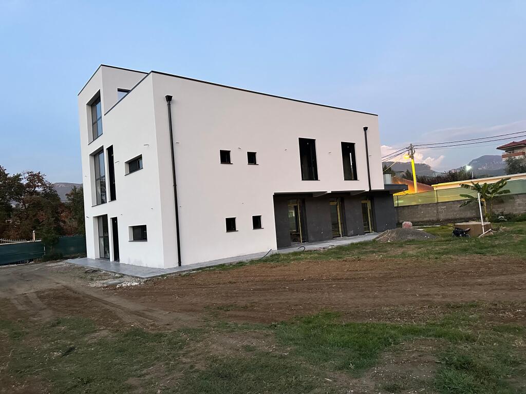 Service unit + land for rent in Berzhitë, next to the main road Tirana–Elbasan near Palma Noves!