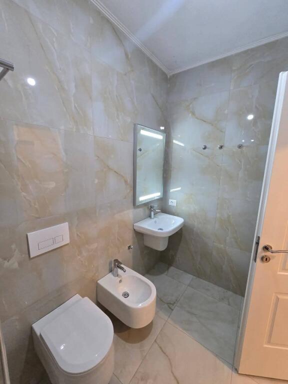 Jepet me qira 1+1 Astir pjeserisht e mobiluar 350 mije leke