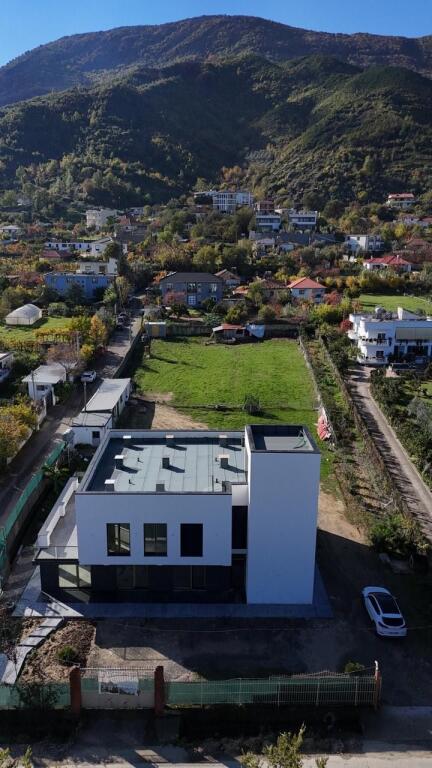 Service unit + land for rent in Berzhitë, next to the main road Tirana–Elbasan near Palma Noves!