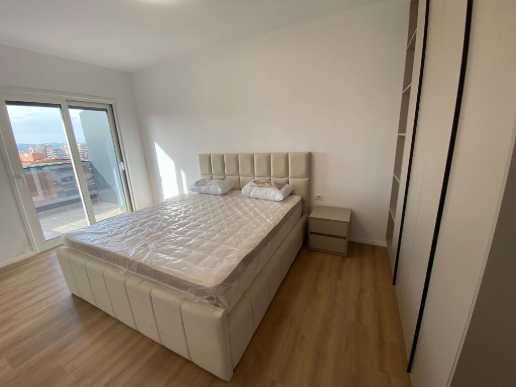 2+1,i mobiluar me post parkimi,te shkolle e kuqe,1300 euro i diskutueshem