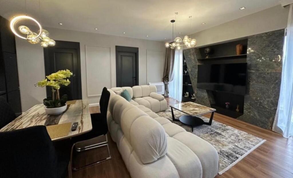 Apartament luksoz 3+1+2 për qira në Garden Building