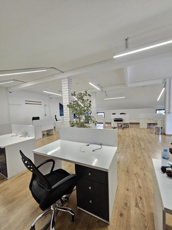 Jepet me qira zyre në Bllok me sipërfare 311m2